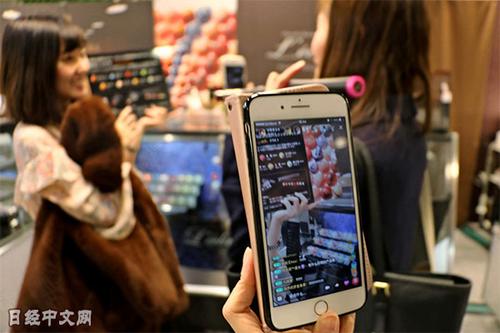 中國(guó)僑網(wǎng)中國(guó)網(wǎng)紅對(duì)日本的情人節(jié)商戰(zhàn)進(jìn)行直播。(日經(jīng)中文網(wǎng))