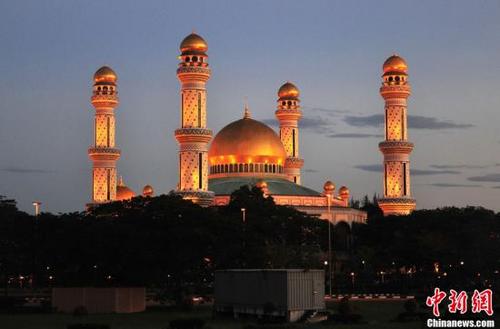 中國僑網(wǎng)資料圖:神圣壯觀的文萊清真寺夜色。中新社記者 陳文 攝