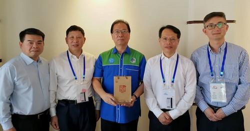 中國僑網(wǎng)廈門市旅游發(fā)展委員會副主任鐘海林(右二)贈送紀念品予沙巴旅游協(xié)會主席兼世航旅游董事經(jīng)理廖吉祥(中)。(馬來西亞《詩華日報》)