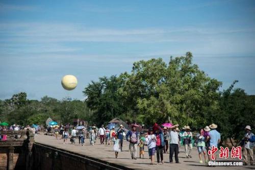 中國僑網資料圖:圖為游客在小吳哥窟游覽。中新社記者 洪堅鵬 攝