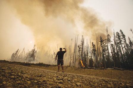 中國僑網(wǎng)加拿大卑詩省山火肆虐。(加拿大《明報(bào)》)