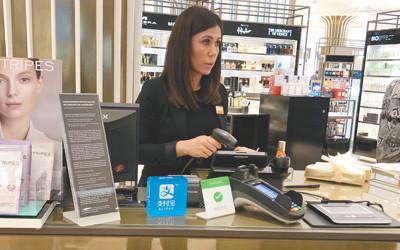 中國僑網(wǎng)中國游客赴德旅游數(shù)量不斷增加,德國杜塞爾多夫最大的商場之一布羅伊寧格已經(jīng)全面開通支付寶和微信支付服務(wù)。 本報(bào)記者 花 放攝