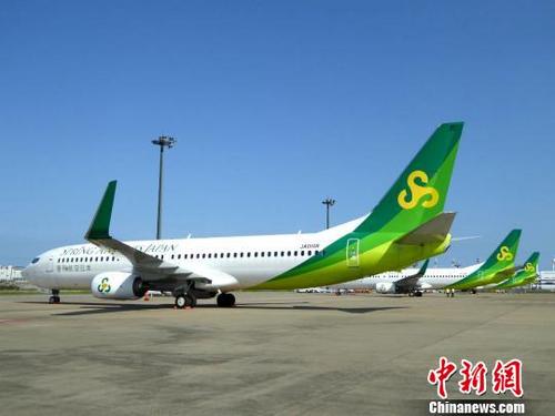 中國僑網(wǎng)多架飛機(jī)停在機(jī)場上(資料圖)。 通訊員 攝