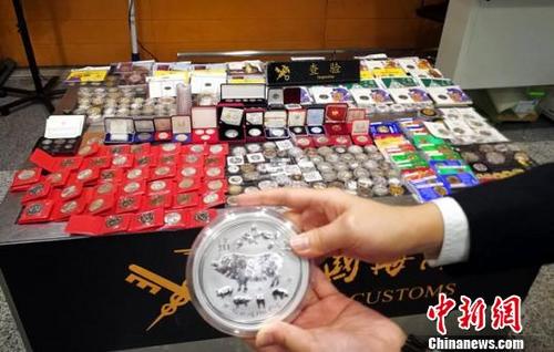 中國僑網(wǎng)浦東機場海關(guān)在旅檢渠道查獲旅客攜帶金銀紀(jì)念幣未報入境情事 關(guān)宣 攝