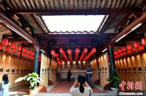 中國(guó)僑網(wǎng)圖為游客在福建省級(jí)歷史文化名村莆田市洋尾村州牧祠內(nèi)參觀。中新網(wǎng)記者 呂明 攝