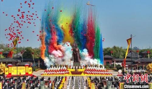 中國僑網(wǎng)圖為第九屆中國·商丘國際華商節(jié)開幕式暨商祖王亥拜謁大典現(xiàn)場。 魏文慧 攝