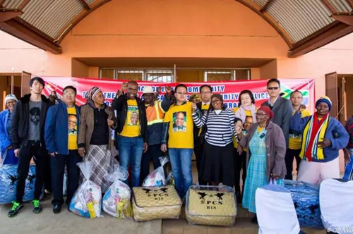 發(fā)放捐贈(zèng)物資。