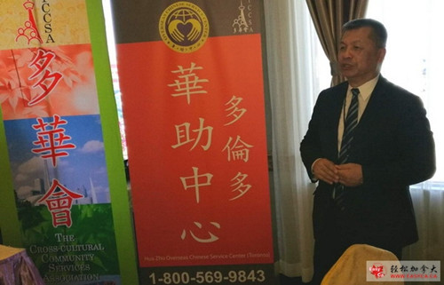 陳楚標強調(diào)為僑胞服務是一項長期的堅持不懈的工作。(林風云