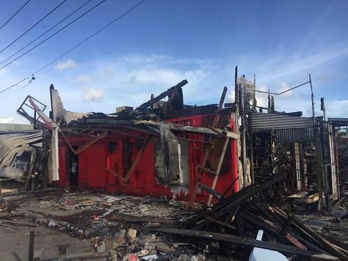 中國僑網(wǎng)發(fā)生火災的華人商店。(巴新華助中心圖片)