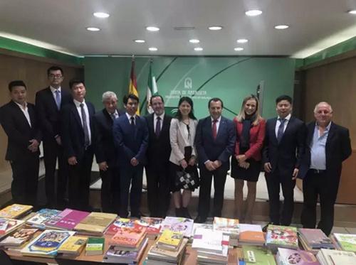 中國(guó)僑網(wǎng)合影。(西班牙《歐華報(bào)》)