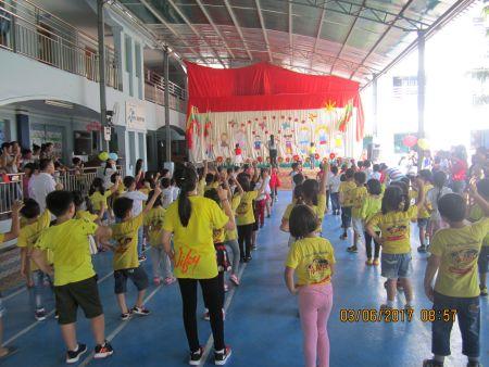 中國僑網(wǎng)小朋友們在老師的帶領跳親子操