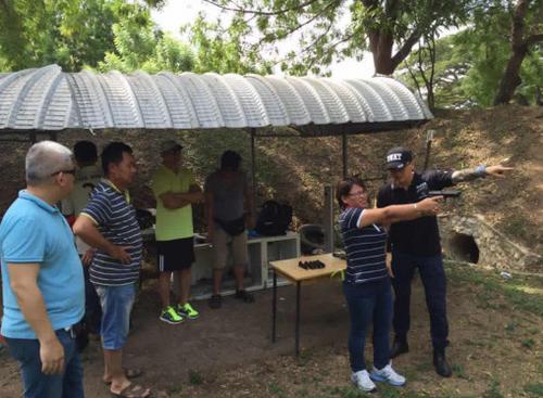 中國僑網(wǎng)巴新華助中心為僑胞開展射擊訓(xùn)練(巴新華助中心供圖)