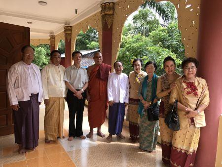 中國僑網(wǎng)曼德勒馬索英佛學(xué)院主持高僧與王總領(lǐng)事等合影