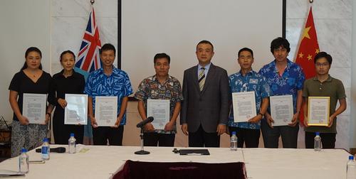 中國(guó)僑網(wǎng)谷雨臨時(shí)代辦向在2017年領(lǐng)保聯(lián)絡(luò)工作中表現(xiàn)突出的個(gè)人頒發(fā)感謝信。