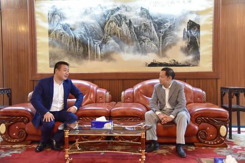 中國僑網(wǎng)駐拉各斯總領(lǐng)事巢小良會見華助基金會理事會代表。