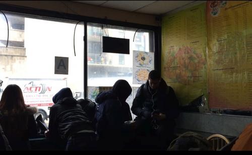 中國僑網(wǎng)林先生的餐館每日下午都有多名非裔高中生聚集喧鬧。(美國《世界日報》記者黃伊奕/攝影)