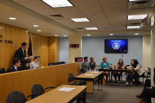 中國(guó)僑網(wǎng)萬(wàn)齊家(左一)當(dāng)日舉辦“零到五歲移民家庭孩子政府資源”聽證會(huì);發(fā)言席位右三為任Nicole。(美國(guó)《世界日?qǐng)?bào)》記者牟蘭/攝影)