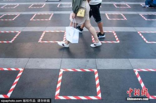 中國僑網(wǎng)資料圖:泰國政府對曼谷的百貨商店和其他地方采取了新冠疫情期間的社交新措施。