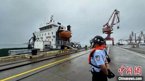 中國(guó)僑網(wǎng)平潭邊檢站移民管理警察對(duì)“銘發(fā)88”輪進(jìn)行監(jiān)護(hù)。 許嘉佳 攝