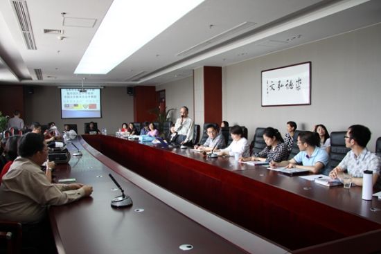 參訪團(tuán)成員與北京華文學(xué)院專修部教師座談。