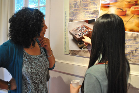 學(xué)生向來賓介紹圍棋