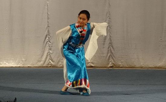 錫比烏孔子學院漢語教師志愿者表演藏族舞