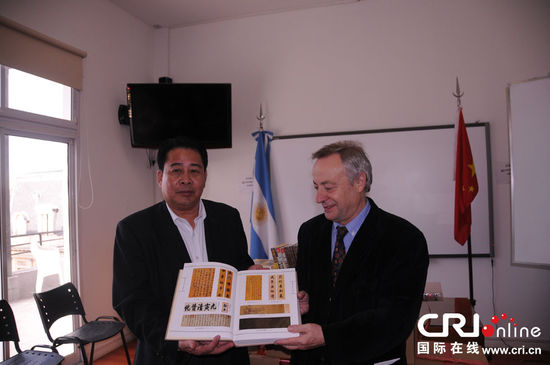 嚴(yán)盛龍向拉普拉塔大學(xué)孔院外方院長贈書