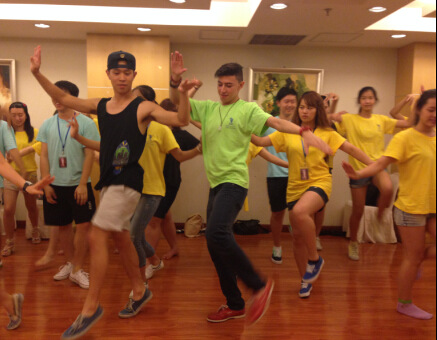 圖為代表紐約參賽的小伙兒毛天驕(穿綠色T恤)、來(lái)自洛杉磯賽區(qū)的選手馬伯騫(穿黑色T恤)與其他選手一起練習(xí)京劇旦角身段。(美國(guó)《僑報(bào)》/楊陽(yáng)