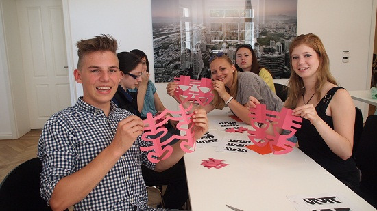 學(xué)生展示剪紙作品