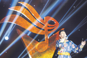 身著一身蒙古族長袍的紐約選手毛天驕7月31日憑借中國民歌《鴻雁》順利晉級十強(美國《僑報》/王澤