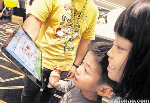 《聯(lián)合早報》旗下學(xué)前教育刊物《小小拇指》推出的首個免費華文學(xué)習(xí)應(yīng)用程序“走•拍•學(xué)”,讓學(xué)生邊看動畫邊學(xué)華語。(新加坡《聯(lián)合早報》)