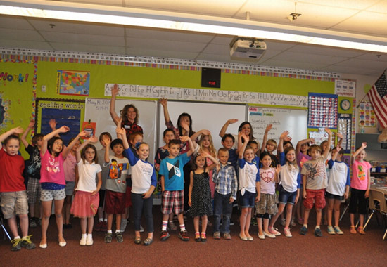 中國僑網Janice老師在教學生們邊唱歌邊做動作