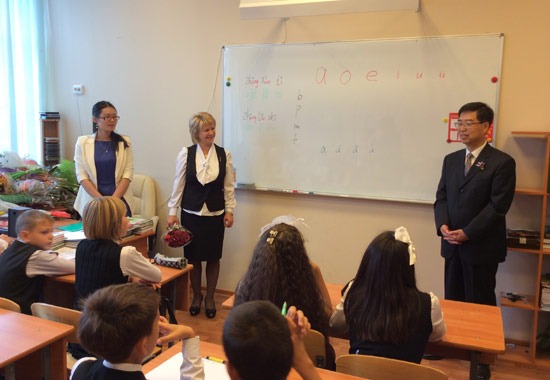 中國僑網(wǎng)季雁池領(lǐng)事參觀第一堂漢語課并鼓勵學(xué)生。朱馨竹 攝