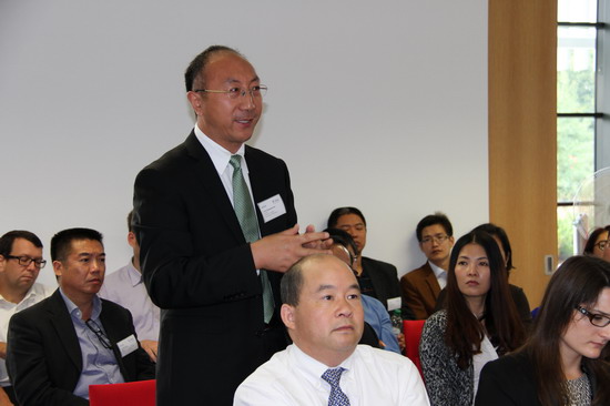 中國僑網(wǎng)諾丁漢孔子學(xué)院中方院長郭定平教授在論壇上提問