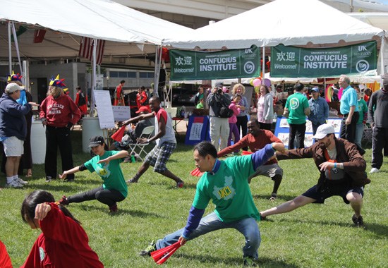 中國僑網(wǎng)美國人現(xiàn)場學習太極扇