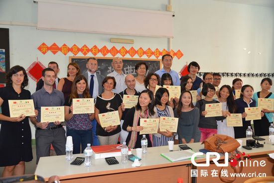 中國僑網(wǎng)技能比賽選手與評委們合影