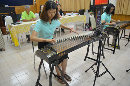 中國僑網(wǎng)古箏表演《漁舟唱晚》