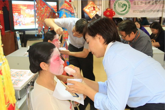 京劇專家給學員化妝