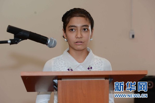 中國(guó)僑網(wǎng)演講比賽中獲得一等獎(jiǎng)的2號(hào)選手朱熱耶夫·斯瓦拉在演講。(圖:新華網(wǎng)/沙達(dá)提 攝)