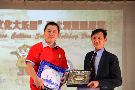 中國僑網(wǎng)張勁帆校長與暨大領隊方李瑾互贈禮物