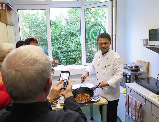 中國(guó)僑網(wǎng)中式烹調(diào)高級(jí)技師、揚(yáng)州大學(xué)旅游烹飪學(xué)院劉濤副教授做中國(guó)烹飪文化報(bào)告并現(xiàn)場(chǎng)演示制作宮保雞丁