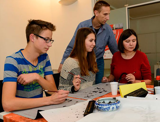 中國(guó)僑網(wǎng)學(xué)員正在學(xué)習(xí)書(shū)法