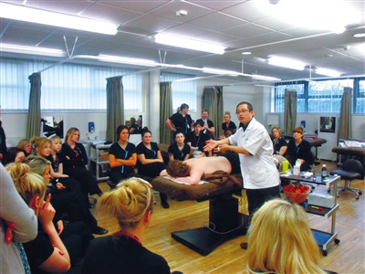 中國僑網倫敦中醫(yī)孔子學院教師在教學員中醫(yī)推拿。倫敦中醫(yī)孔子學院供圖