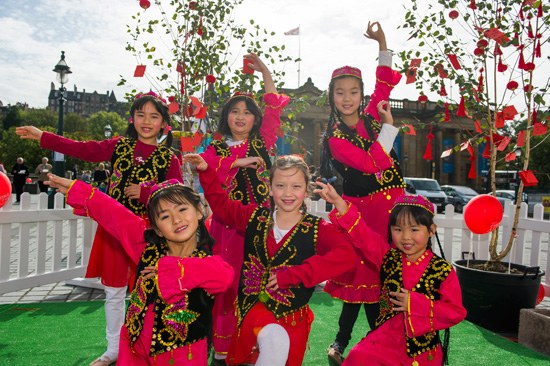 中國僑網(wǎng)古城堡下展示中國民族歌舞