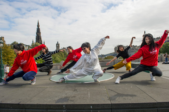 中國僑網(wǎng)孔子學(xué)院教師志愿者表演太極拳