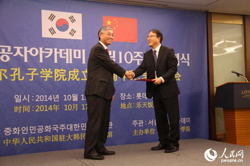 中國(guó)僑網(wǎng)邱國(guó)洪大使向?qū)<掖眍C發(fā)功勞獎(jiǎng)