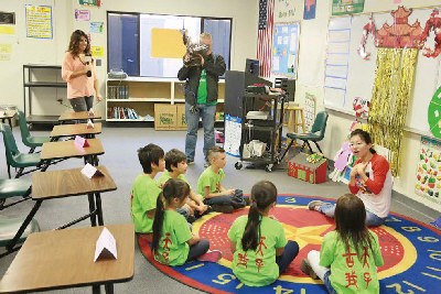 中國僑網(wǎng)金鑰匙中校具有博士學(xué)歷的中文教師Shu Dai在教學(xué)。(美國《世界日報(bào)》/王繪灃 攝)