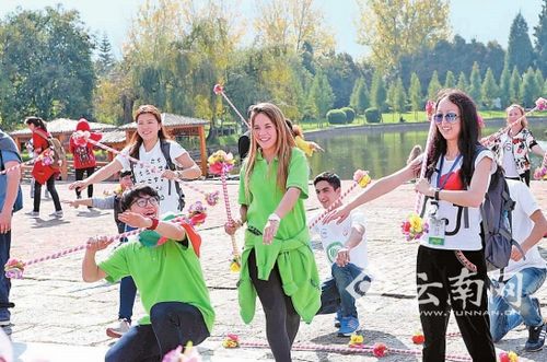 中國僑網(wǎng)盡情舞動(dòng)白族霸王鞭