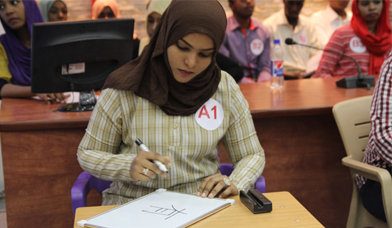 中國僑網(wǎng)認真作答的參賽選手