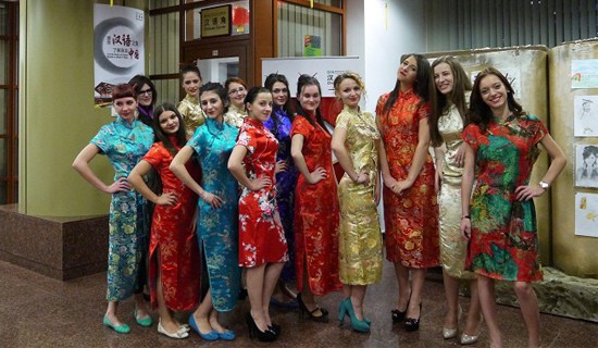 中國僑網(wǎng)盧奇安•布拉加大學中文專業(yè)一年級學生“旗袍走秀”后合影